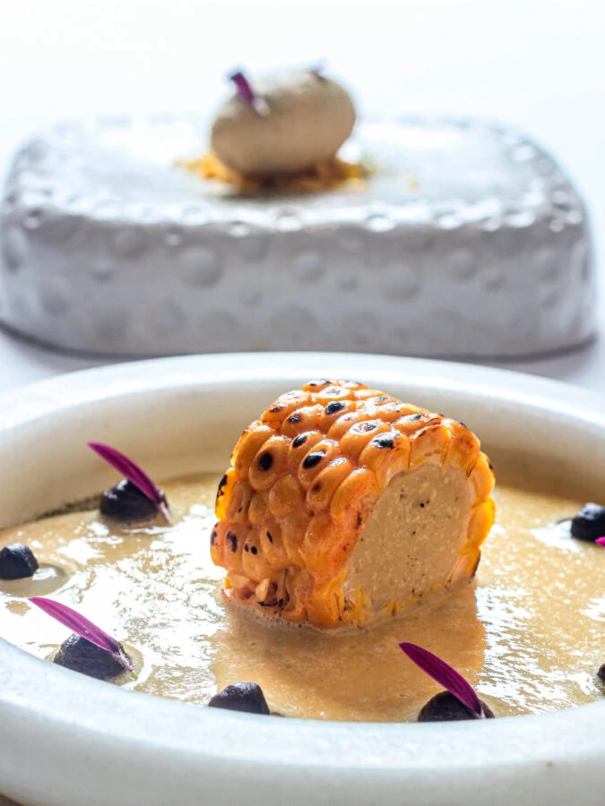 Maíz asado relleno con crema de berenjena del menú degustación de Andreu Genestra en Mallorca
