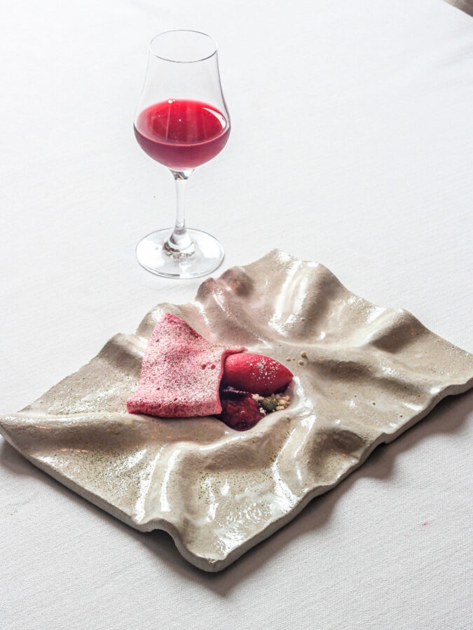 Postre de fresas y hibiscus del menú degustación del restaurante Andreu Genestra en Mallorca