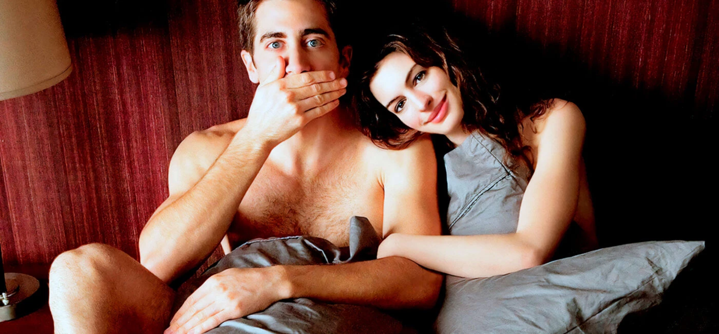 Escena de la película Amor y otras drogas con Anne Hathaway y Jake Gyllenhaal en la cama