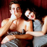 Escena de la película Amor y otras drogas con Anne Hathaway y Jake Gyllenhaal en la cama