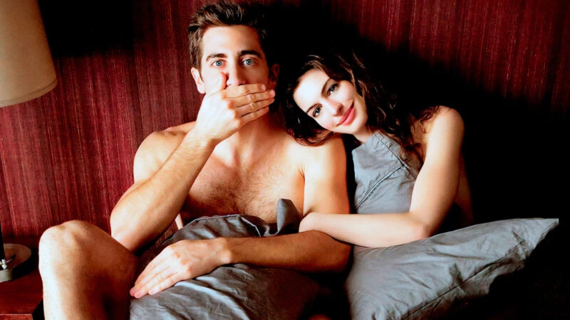 Escena de la película Amor y otras drogas con Anne Hathaway y Jake Gyllenhaal en la cama