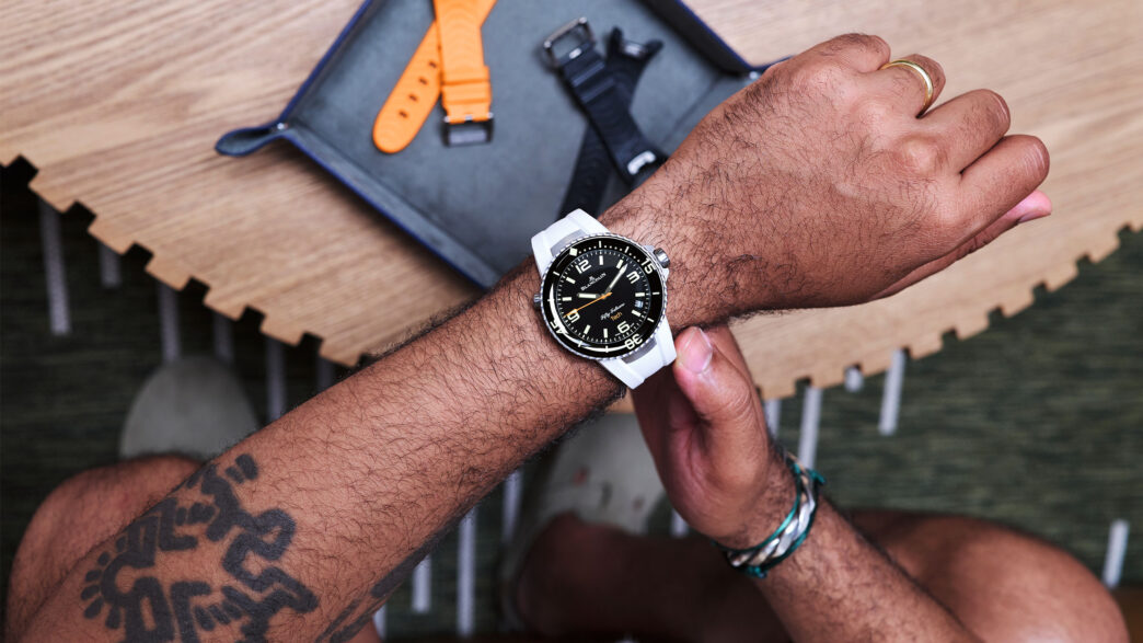 Reloj BlancPain Fifty Fathoms Tech de 45 mm con correa blanca en la muñeca