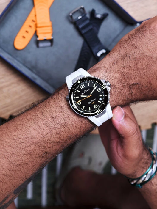 Reloj BlancPain Fifty Fathoms Tech de 45 mm con correa blanca en la muñeca