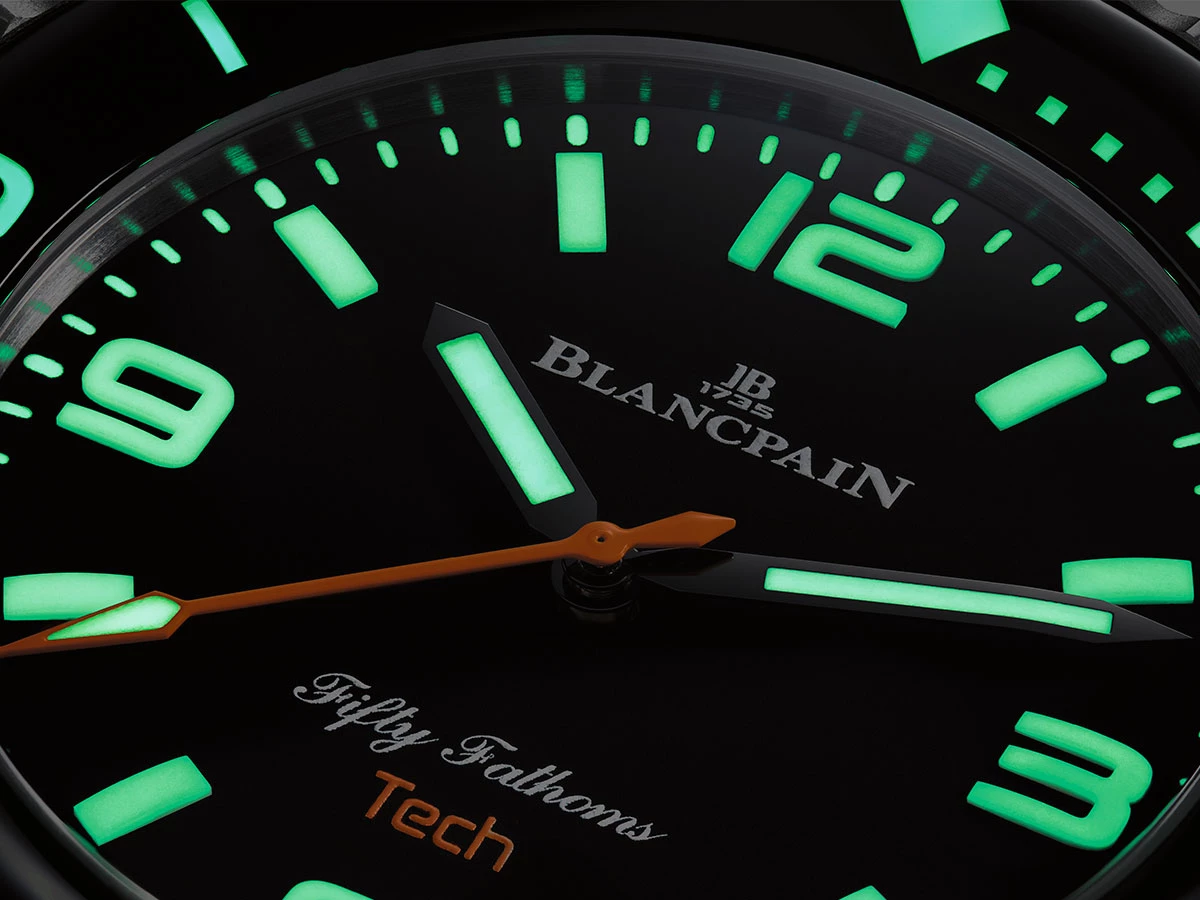 Detalle de la esfera luminiscente del BlancPain Fifty Fathoms Tech con Super-LumiNova