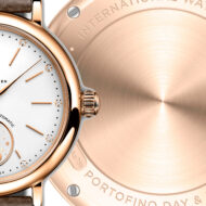 El reloj de oro de 34 mm de IWC que marca las horas con diamantes y un sol que gira cada 24 horas Detalle del reloj IWC Portofino Automatic Day And Night 34 con complicación solar y caja de oro rosa de 34 mm