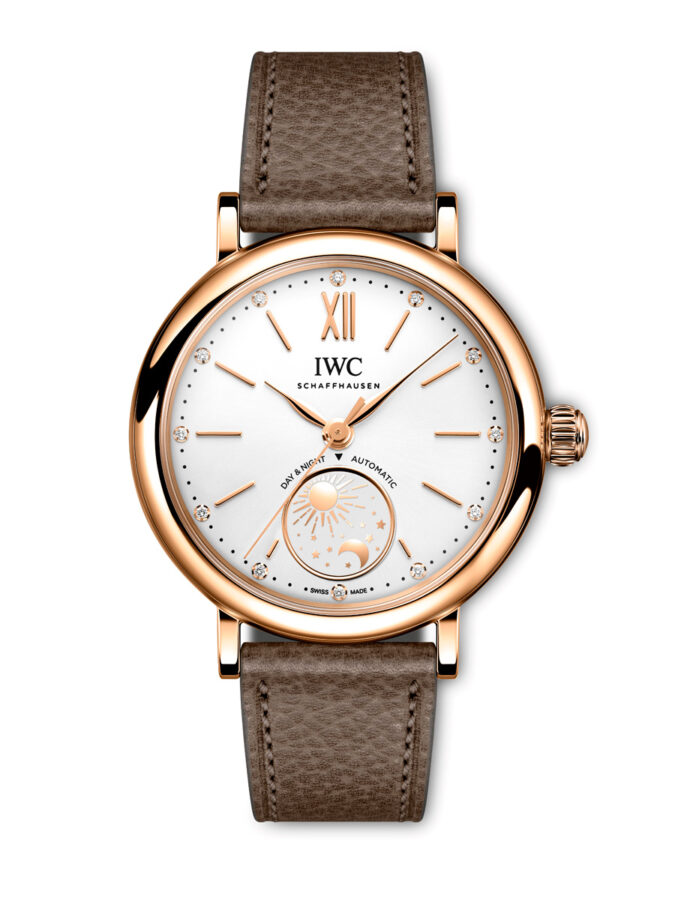 Vista frontal del reloj IWC Portofino Day And Night 34 con esfera plateada, diamantes y correa de piel topo