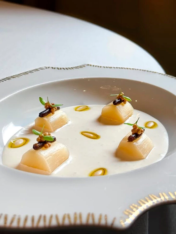 Plato de gazpachuelo de espárrago y piñones del restaurante el Poblet de Valencia