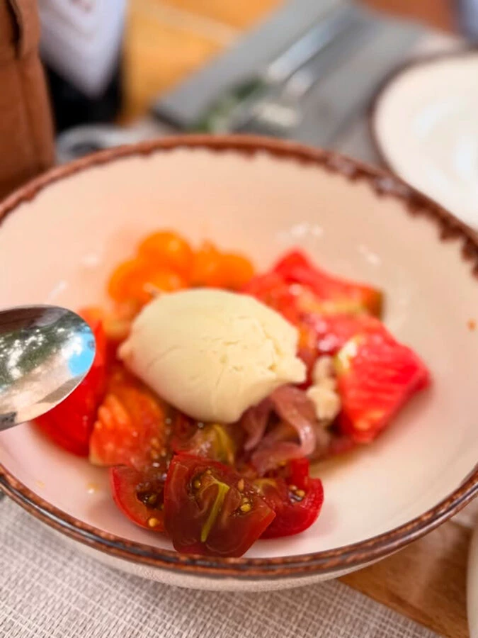 Surtido de tomates del huerto con helado de queso en el restaurante Finca Alfoliz