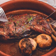 Jarrete de venado asado 18 horas en el restaurante Finca Alfoliz