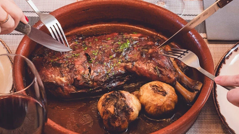 Jarrete de venado asado 18 horas en el restaurante Finca Alfoliz