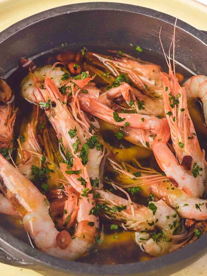 Gambas al ajillo sobre brasa en el restaurante Finca Alfoliz