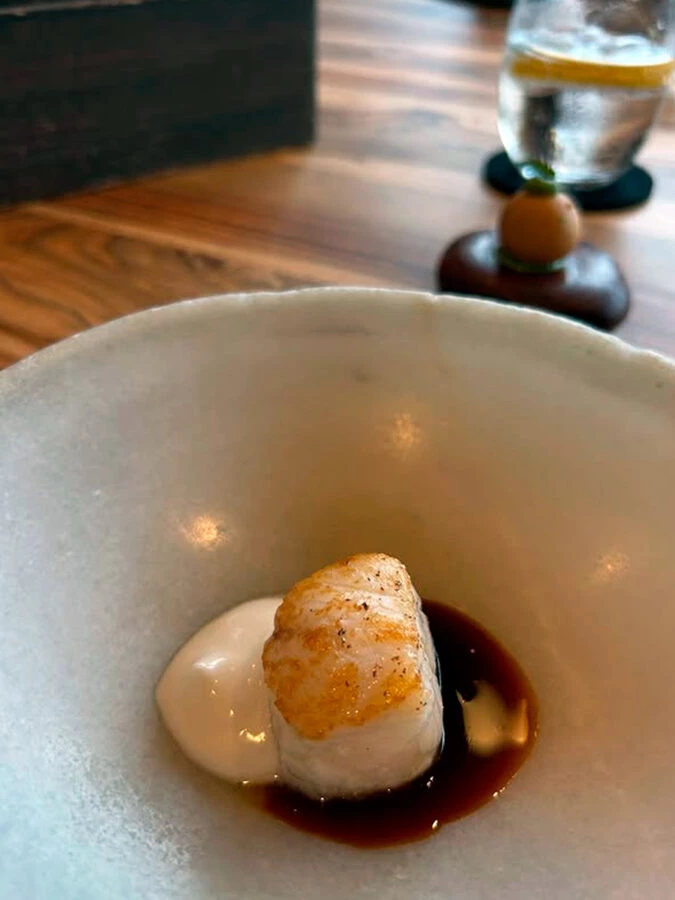Ración de pescado con salsa ahumada del menú degustación del restaurante Casona del Judío en Santander