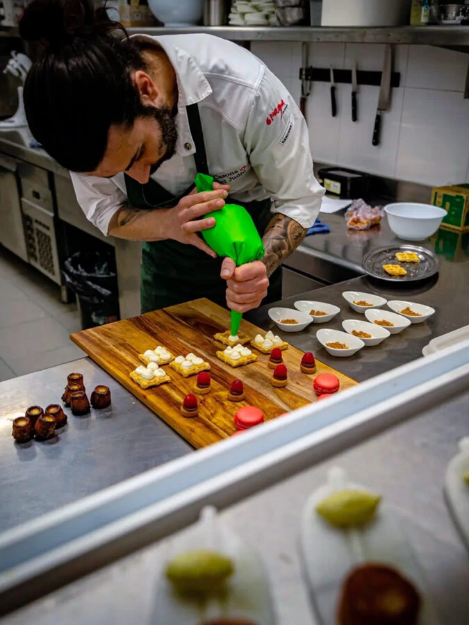 El chef del restaurante Casona del Judío finaliza los postres del menú Mesa del Chef en la cocina