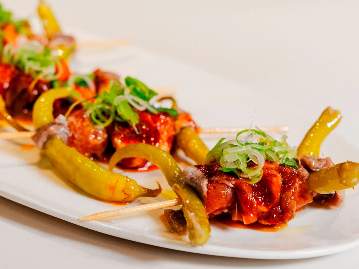 La Gilda reinterpretada con atún, tomate, piparra y anchoa en La Cosmo Málaga