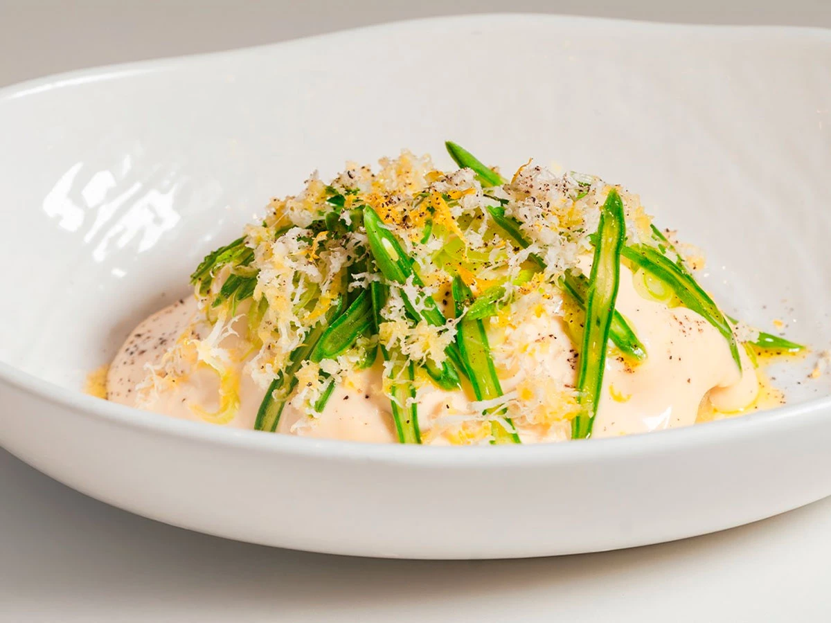 Ensaladilla de patata rota, judía verde y emulsión del restaurante La Cosmo en Málaga