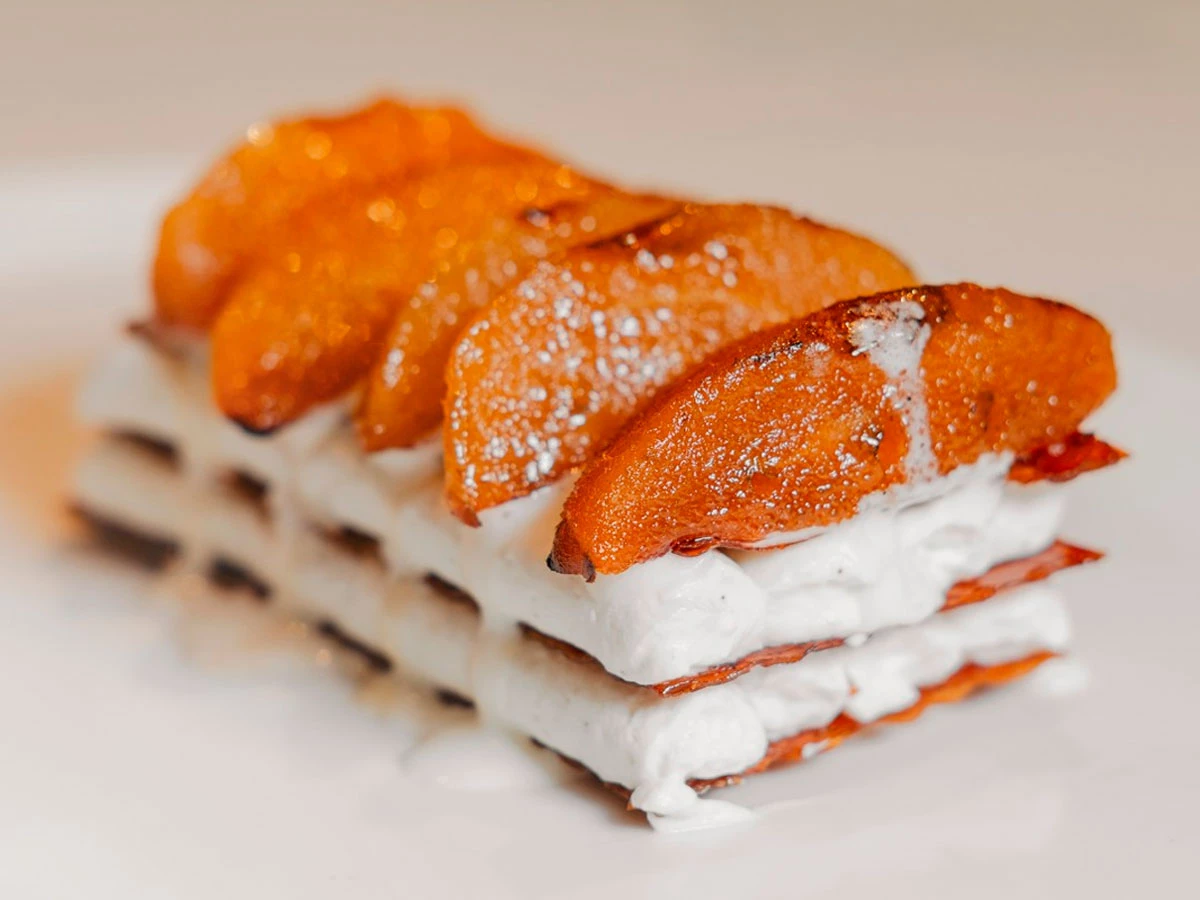 Tatin de pera a la candela del restaurante La Cosmo en Málaga