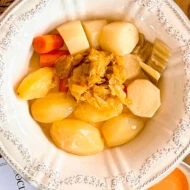 Plato de cocido tradicional con verduras del restaurante La Taberna de Mike Palmer.