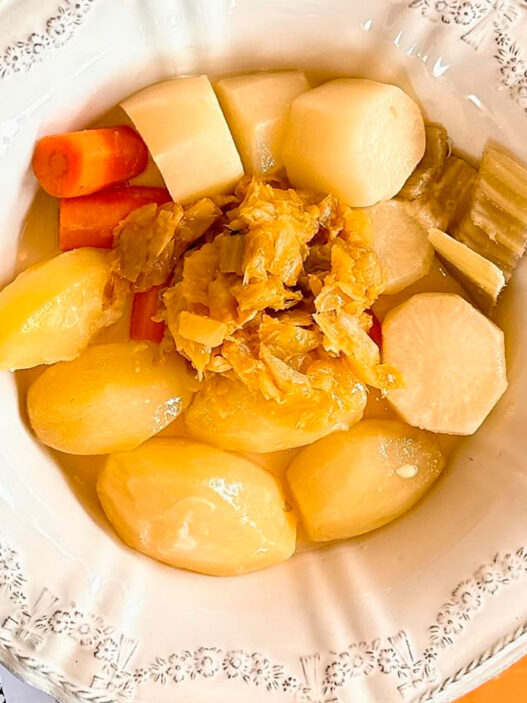 Plato de cocido tradicional con verduras del restaurante La Taberna de Mike Palmer.