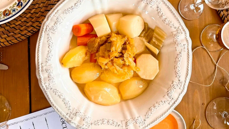 Plato de cocido tradicional con verduras del restaurante La Taberna de Mike Palmer.