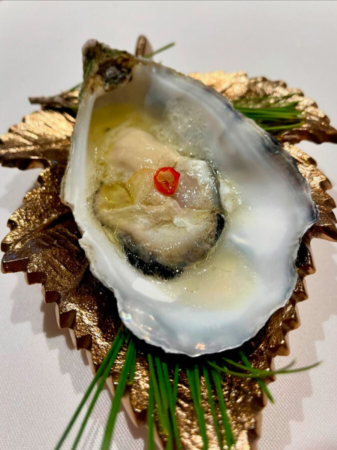 Ostra marinada con guindilla del restaurante La Taberna de Mike Palmer.