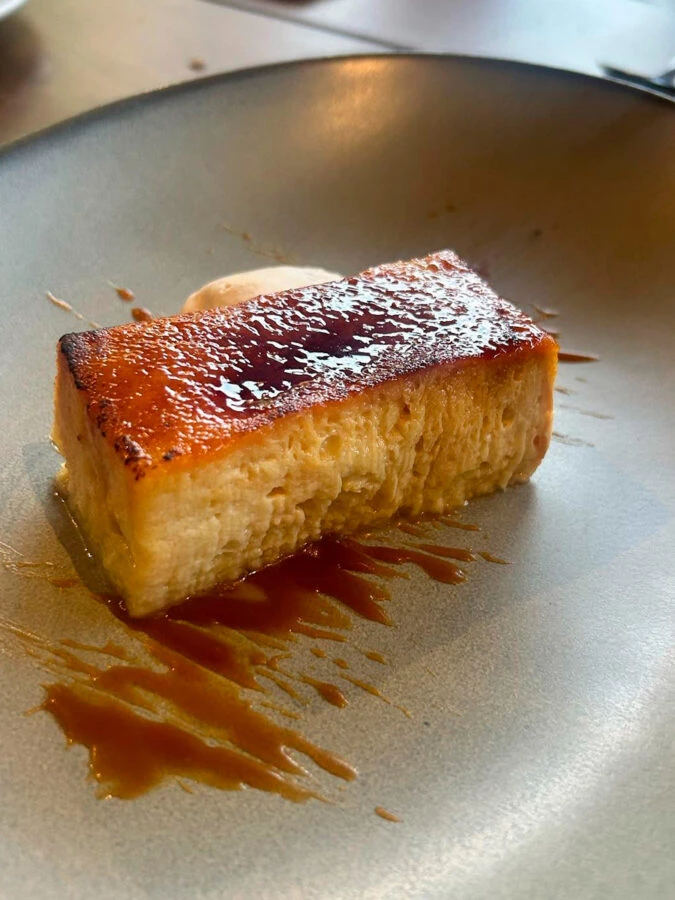 Postre de flan caramelizado del restaurante La Taberna de Mike Palmer