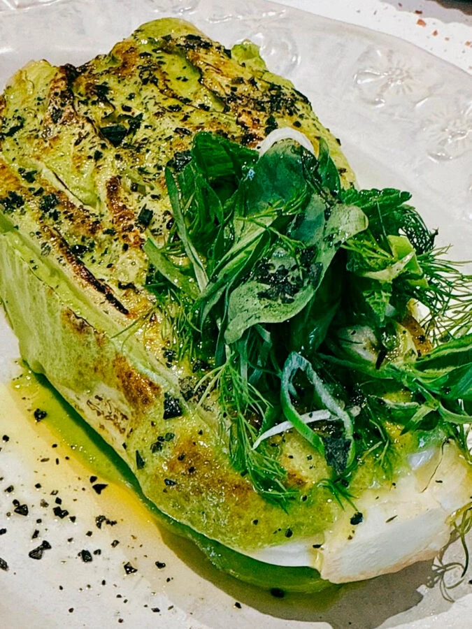 Lechuga a la brasa con hierbas frescas del restaurante La Taberna de Mike Palmer.