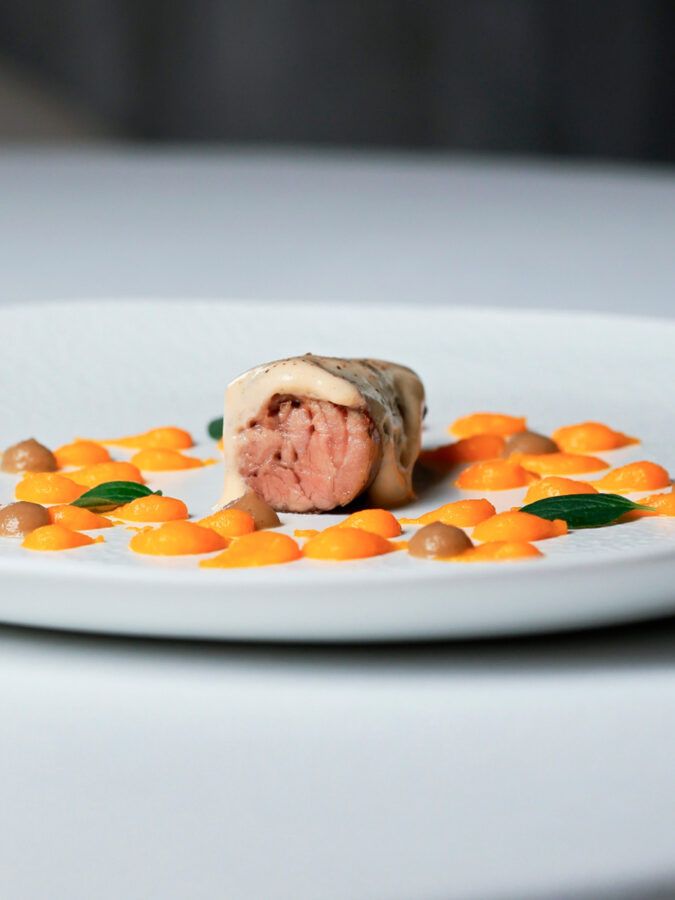 plato de chivo malagueño con sabayón de oloroso del menú Messina 2025.