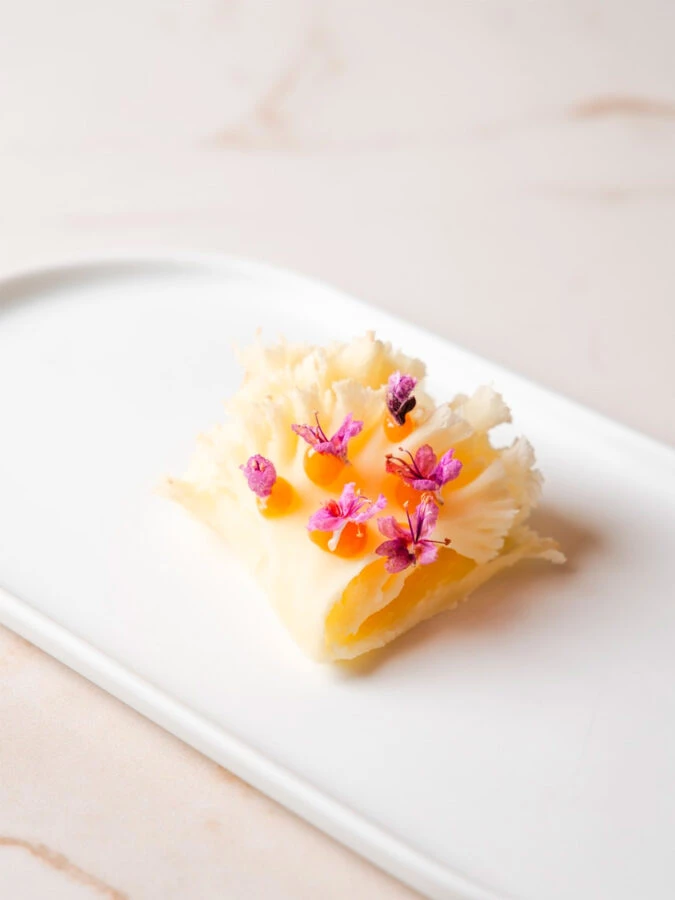 Plato de queso del menú degustación del restaurante Blossom de Málaga