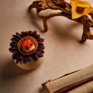 Primer snack del menú Tierra servido sobre flor seca y cuchara de aperitivo del restaurante Frases de Murcia