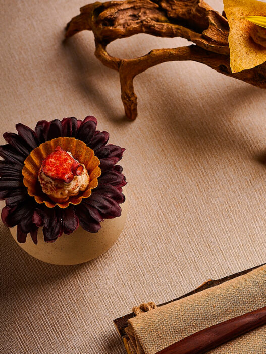 Primer snack del menú Tierra servido sobre flor seca y cuchara de aperitivo del restaurante Frases de Murcia