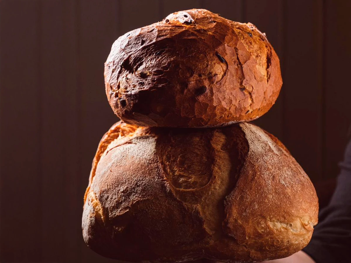 Pan artesano recién horneado para acompañar el menú degustación del restaurante Frases de Murcia