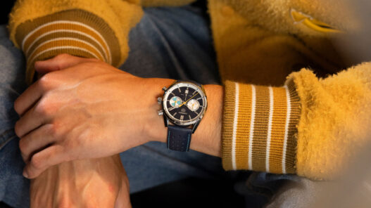 Hombre con reloj TAG Heuer Carrera Chronograph Limited Edition en la muñeca