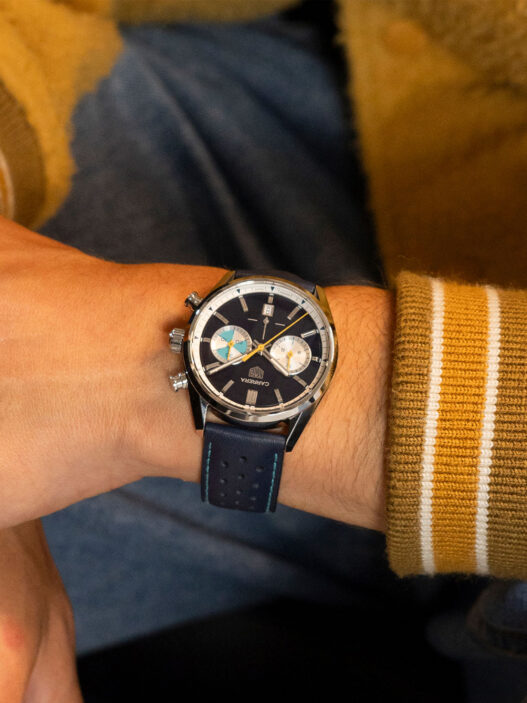 Hombre con reloj TAG Heuer Carrera Chronograph Limited Edition en la muñeca