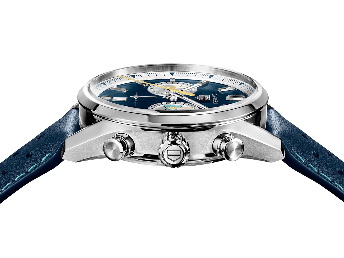 Vista lateral del TAG Heuer Carrera Chronograph con caja de acero y correa azul perforada