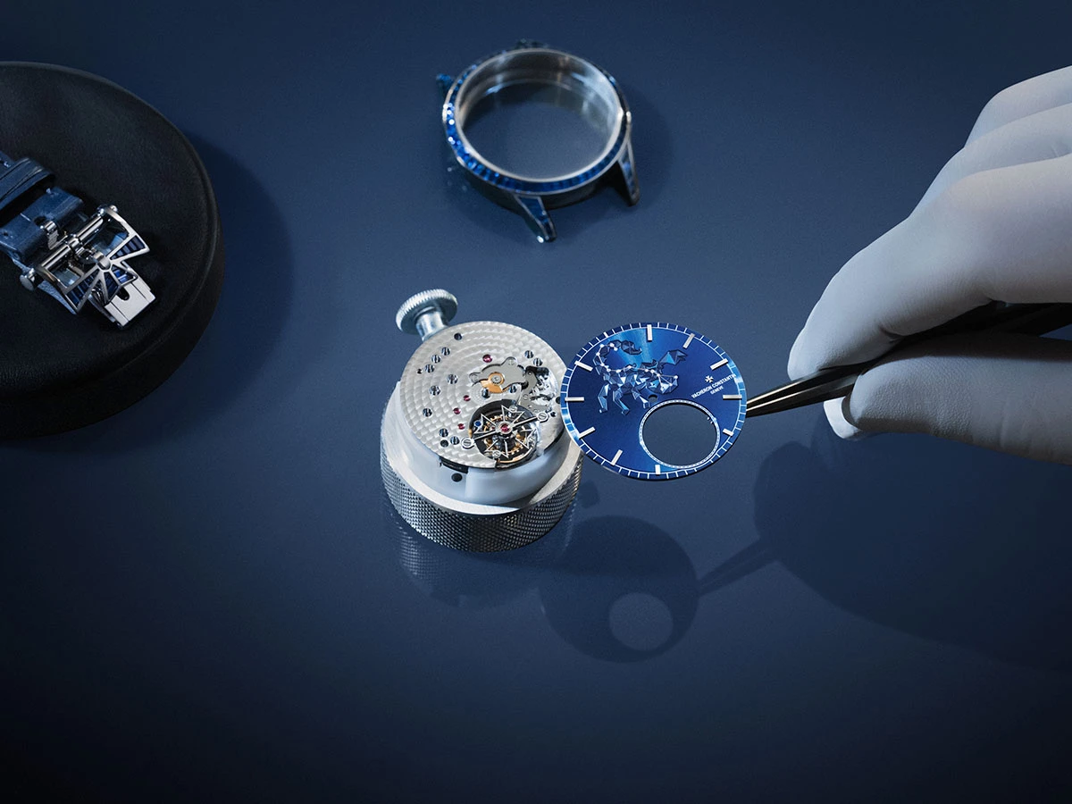 artesano relojero fabricando el reloj zodiacal de Vacheron Constantin