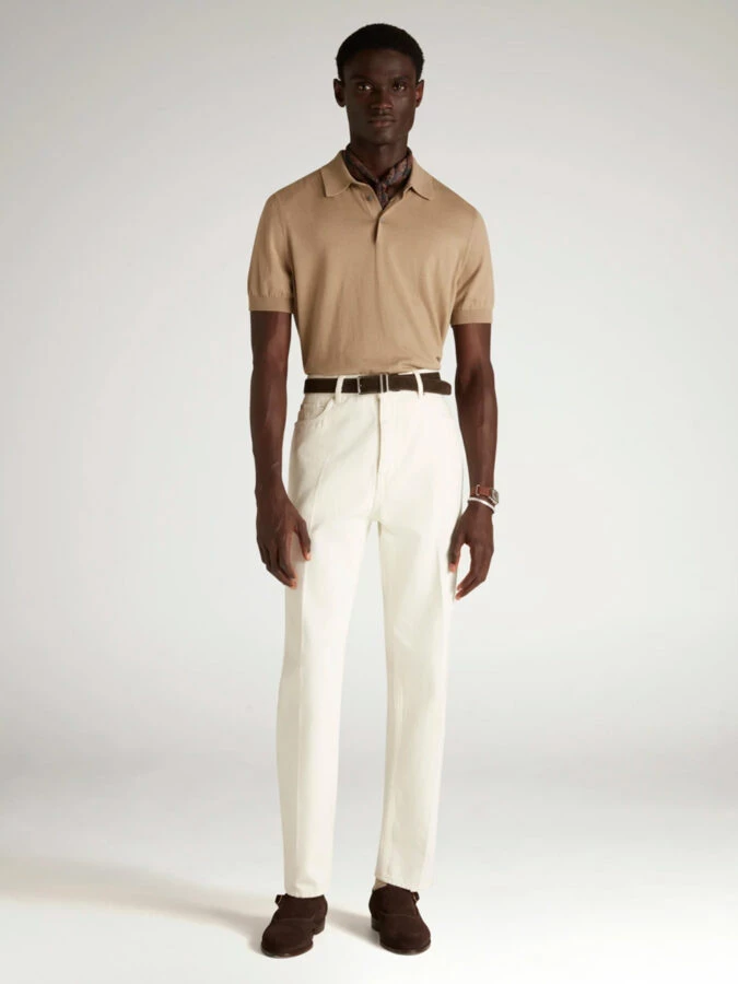 Look de hombre elegante con vaqueros blancos de algodón Sea Island de Dunhill para una cena informal