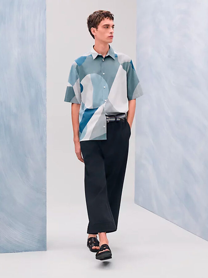 Camisa estampada de algodón y seda de Hermès combinada con pantalón oscuro para verano