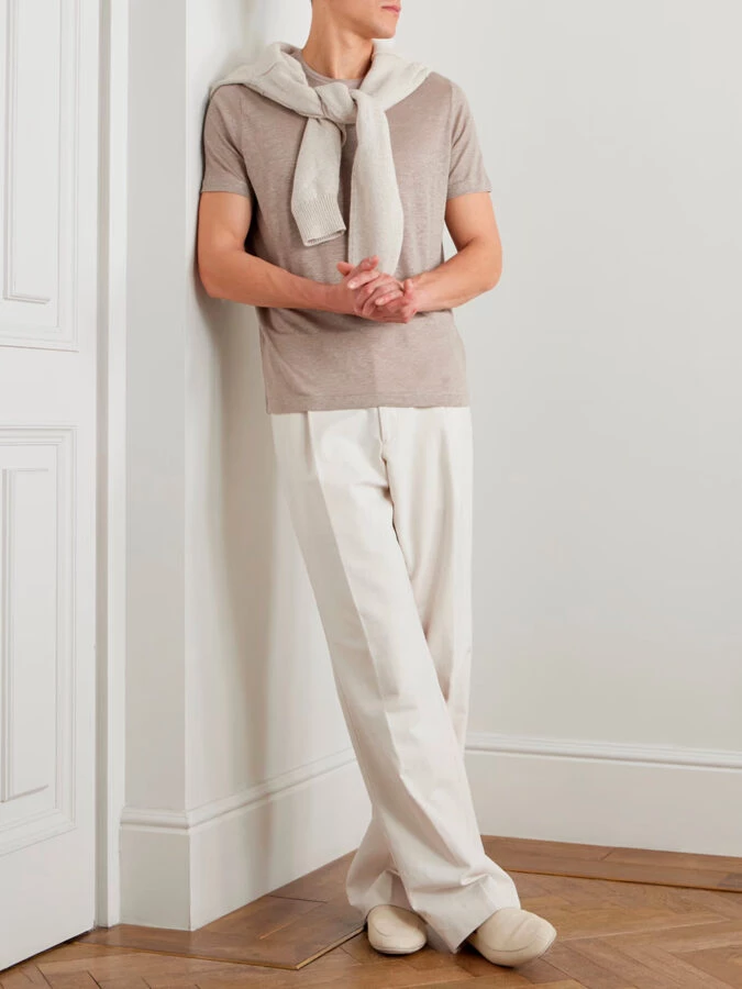 Conjunto en tonos neutros de Loro Piana con camiseta ligera y pantalón blanco para verano
