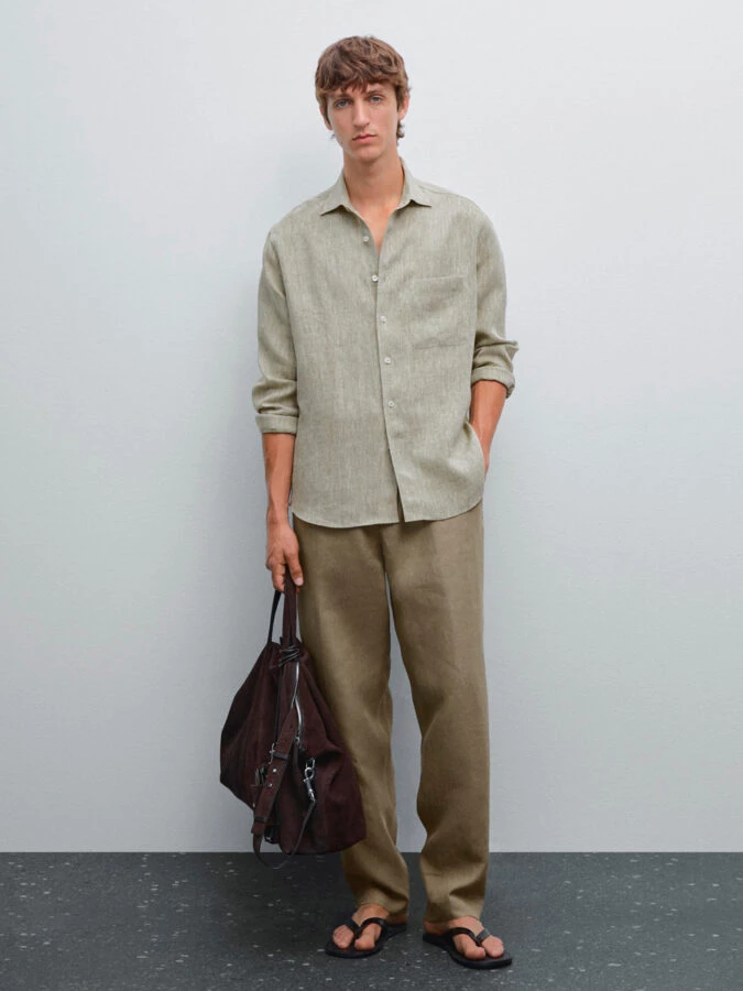 Camisa verde oliva y pantalón de lino de Massimo Dutti para un look informal de verano