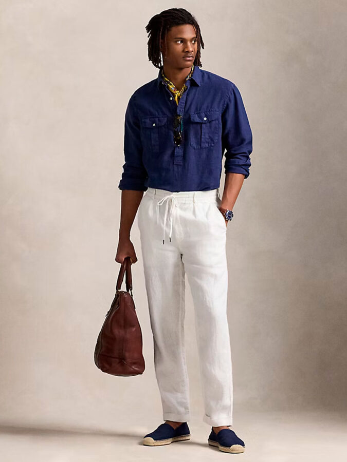 Pantalón blanco con cordón y camisa azul de Polo Ralph Lauren para cena informal al aire libre
