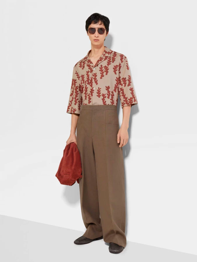 Conjunto veraniego de Zegna con pantalón marrón y camisa estampada para una cena relajada
