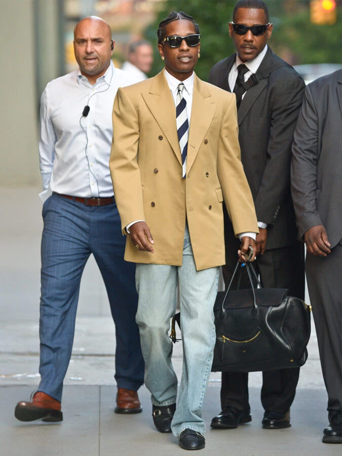 A$AP Rocky luce chaqueta cruzada de Celine con vaqueros Kurt y bolso Large Luggage en piel negra