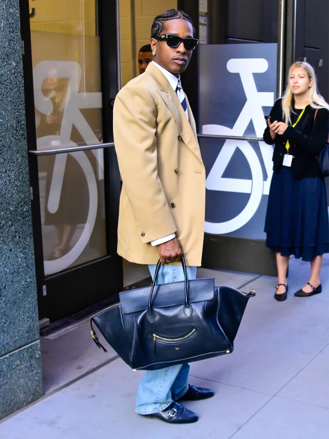 A$AP Rocky con blazer caramelo y bolso Large Luggage de Celine en Nueva York.