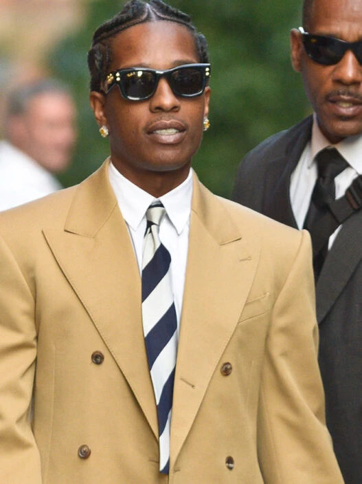 A$AP Rocky con total look de Celine en Nueva York, con blazer caramelo, vaqueros rectos y bolso XL negro