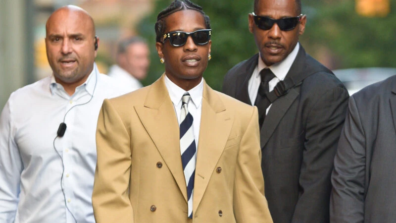 A$AP Rocky con total look de Celine en Nueva York, con blazer caramelo, vaqueros rectos y bolso XL negro