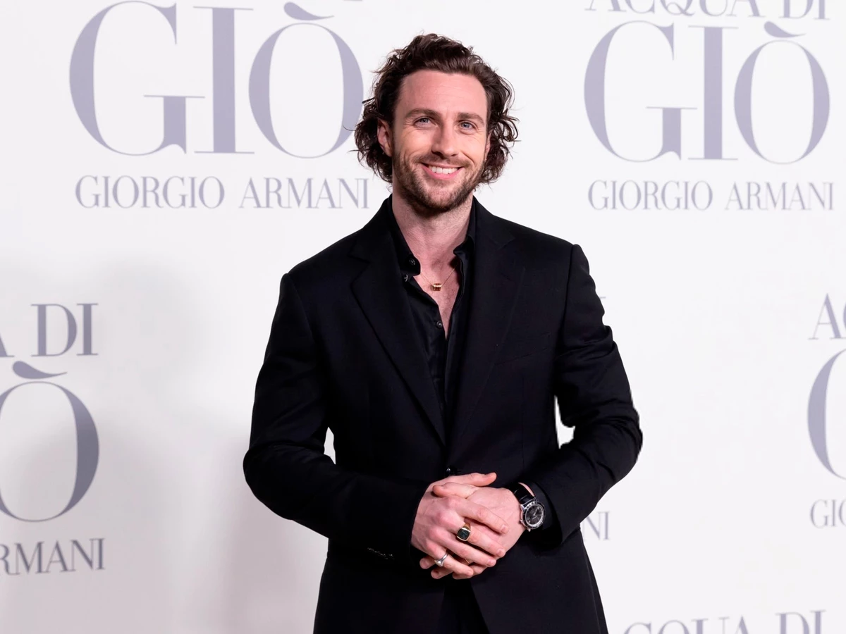 Aaron Taylor-Johnson en un evento de Giorgio Armani vestido de negro