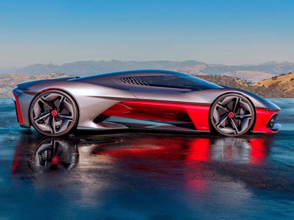Vista lateral del Chevrolet California Corvette Concept con fondo de montañas californianas