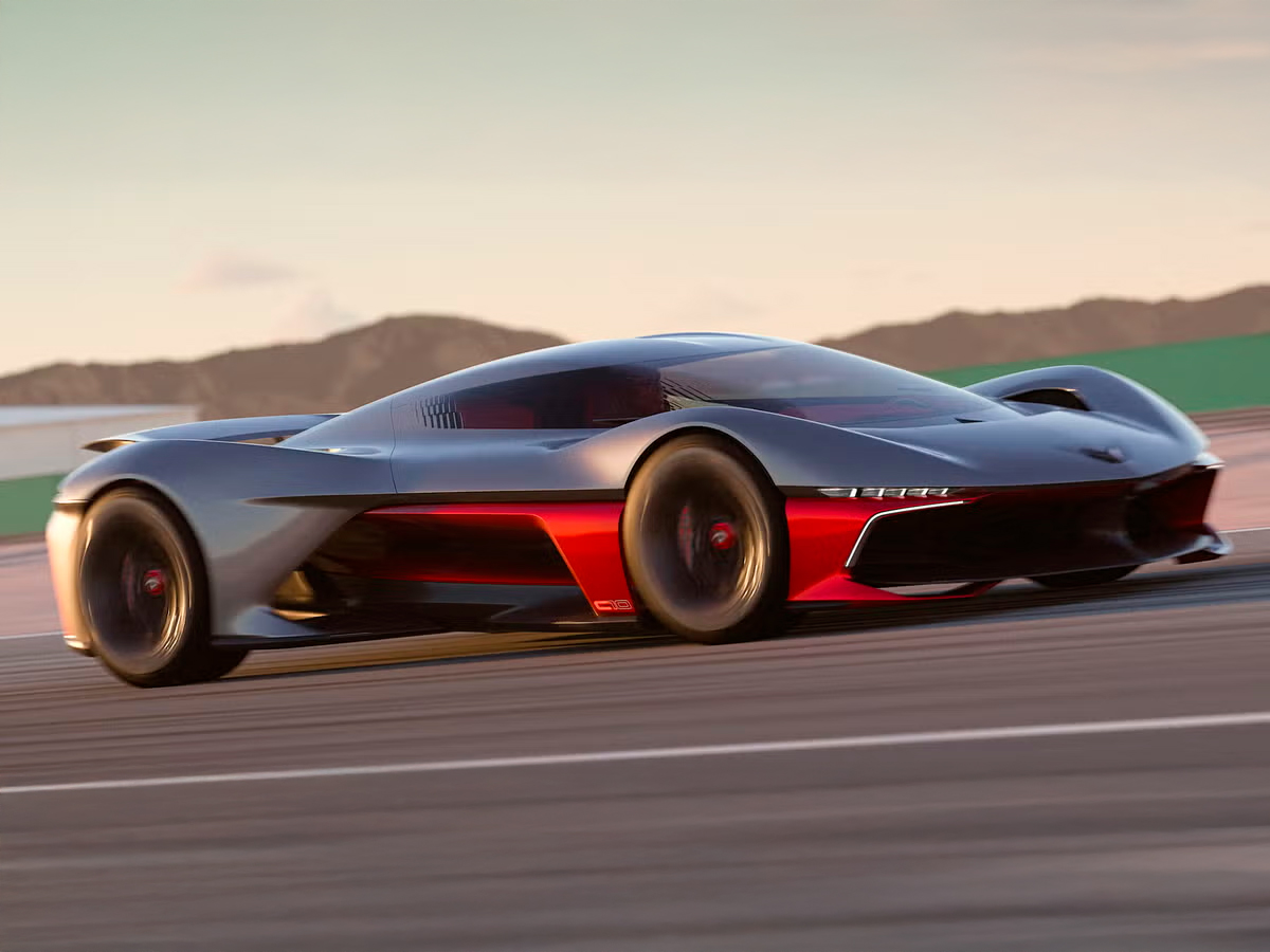 Chevrolet California Corvette Concept en movimiento sobre pista con fondo de montaña.
