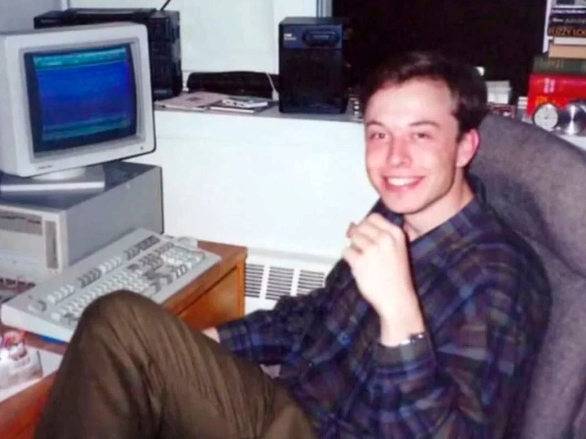 Elon Musk joven en los años 90 sentado frente a un ordenador