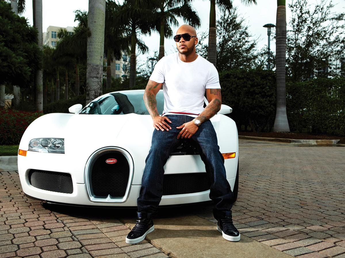 Flo Rida sentado sobre un Bugatti
